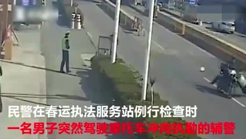 交警在查看监控的画面