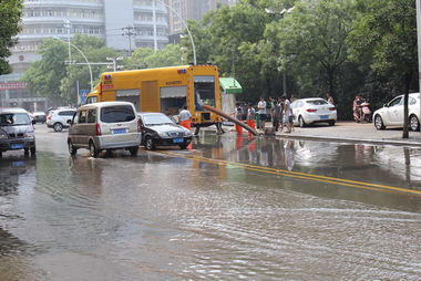 道路积水车辆被困