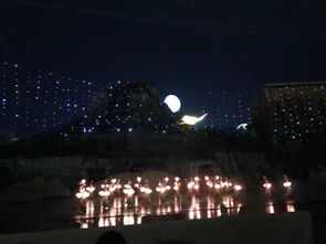 人们顶着烈日在户外行走