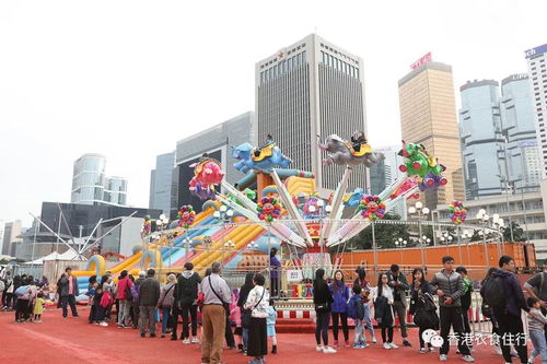 游戏摊位前热闹场景