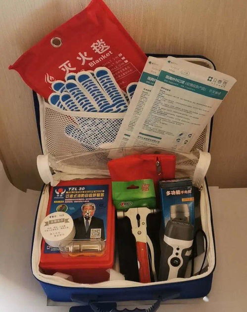 人们在家中准备应急物资