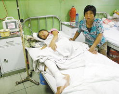 受伤女孩在接受治疗