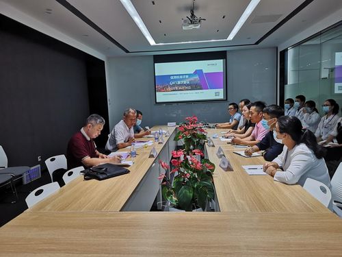 专家研究不明物体