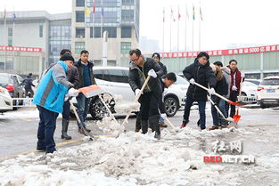工作人员除雪现场