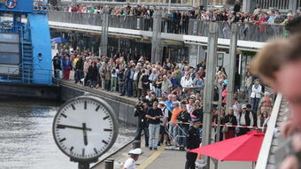 民众围观议论场景