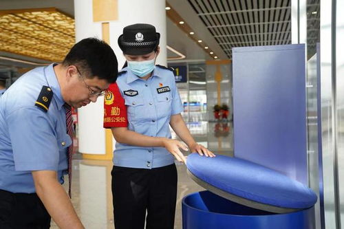 车站工作人员查看文件