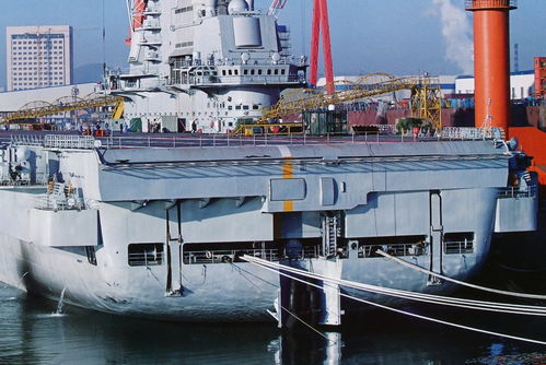 航母甲板上忙碌的工作人员