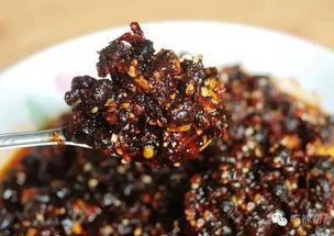 各种不同类型的辣椒酱摆在一起