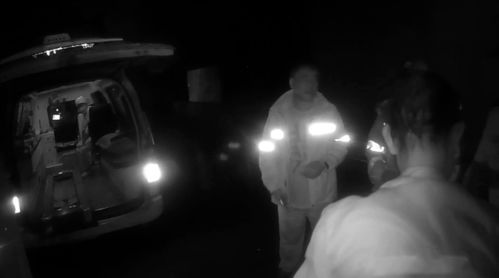 老人独坐门前望远方