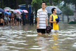 人们在积水中行走