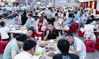 排队购买至珍七虾堡的人群