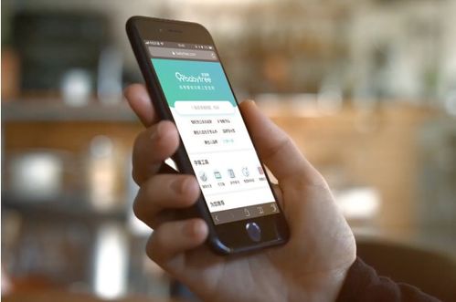 年轻家庭温馨画面