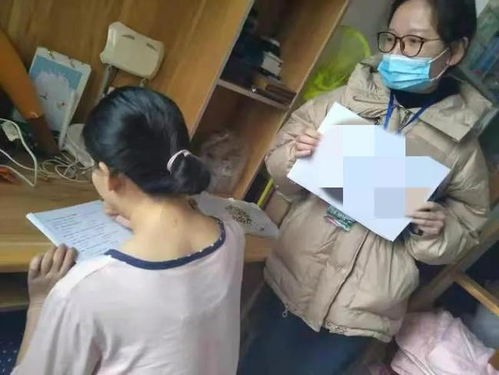 居民认真填写入户调查问卷