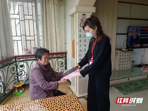 入户调查人员敲门准备开始工作