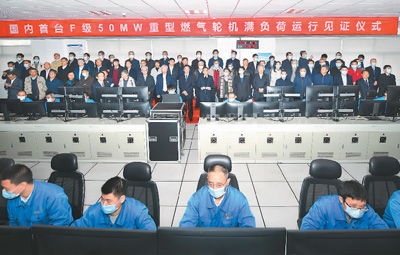 科研团队庆祝研究成功