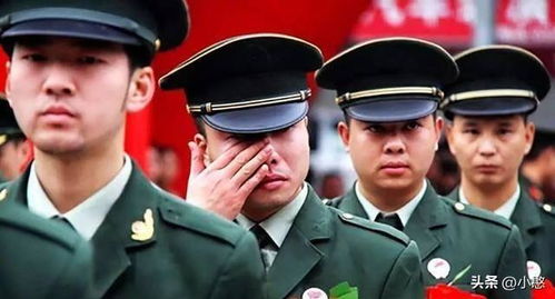 退役军人望向候车区