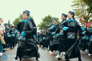 人们参加趣味挑战