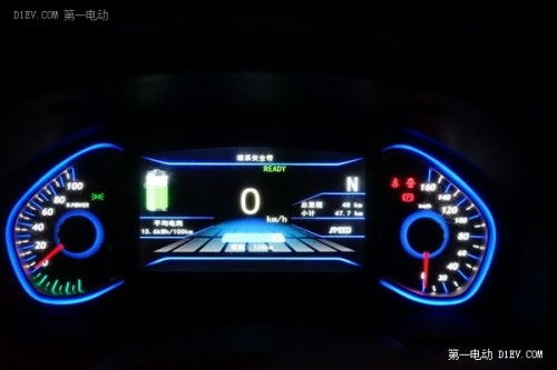 电动汽车仪表盘显示电量充足