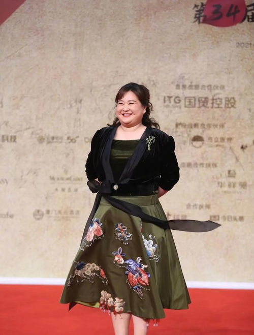 43岁贾玲高马尾造型亮相活动，活力满满打破体重反弹传闻