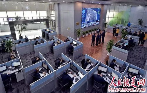 12306客服中心工作人员忙碌的工作场景