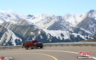 新疆伊昭公路下雪，路人竟穿短裤跺脚，这画面太魔幻