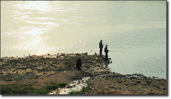 汉江惊现神秘‘水怪’，钓鱼男子当场被吓跑！