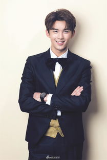 吴磊穿着报喜鸟西装的样子