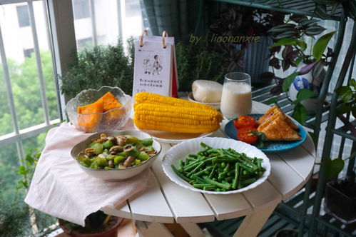 各种美味小吃摆满桌