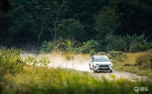 一位年轻人站在自己爱车旁表情无奈