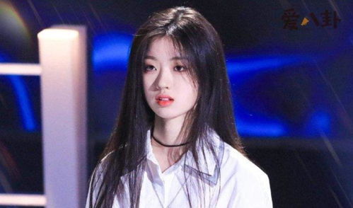 单依纯认真练习唱歌