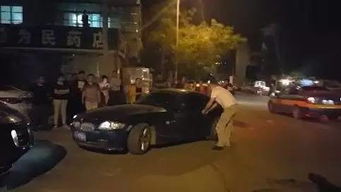 奔驰车逼停摩托，双方僵持不下拒绝调解！