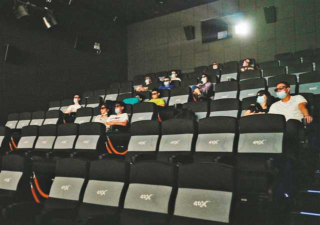 观众观看《死神来了6:血脉诅咒》的现场