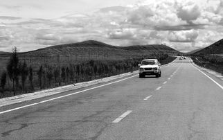 西藏公路上的车辆