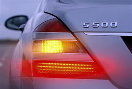 警方通报奔驰车超车逼停摩托事件始末