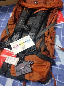 男子背着80斤蜜雪冰城上山售卖，每杯竟只卖15元！