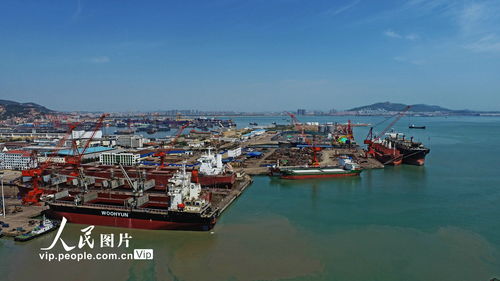 工人正在建造船只的场景