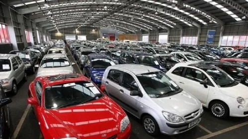 消费者查看新能源二手车内饰