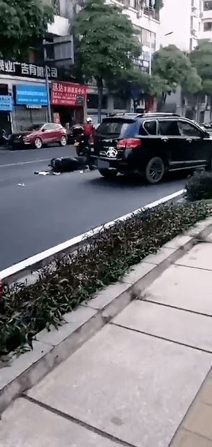 甘肃卓尼警方通报越野车超车逼停摩托事件始末