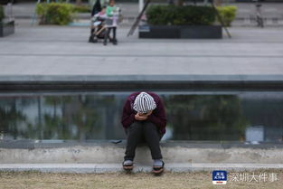 夫妻俩送外卖间隙休息