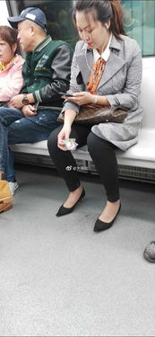 女子地铁内吃莲蓬乱扔垃圾，素质堪忧！