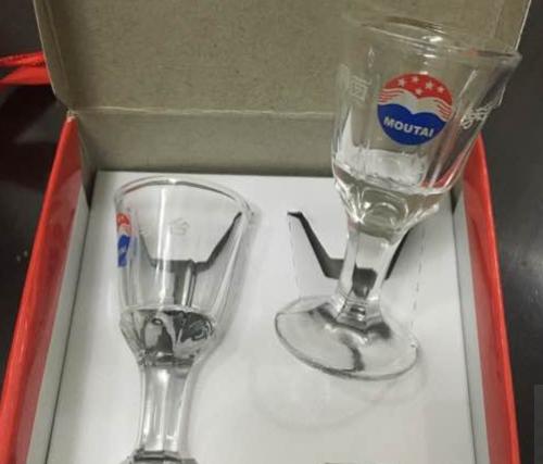 茅台酒的酒杯和瓶子