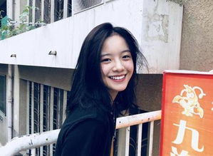 单依纯生活照笑容灿烂