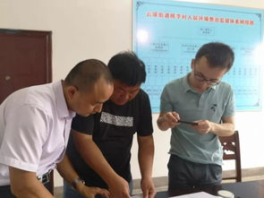 记者深入基层采访的场景