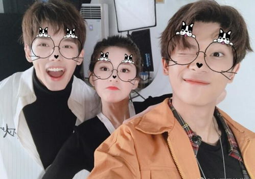 赵露思微笑比耶照片