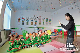 孩子们在明亮宽敞的教室里学习