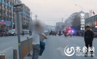 男子骑摩托压弯撞上穿马路拍照女子，现场惨烈！