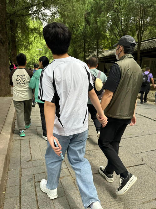 男女主手牵手走在路上