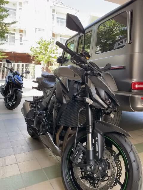 摩托车与奔驰车对峙