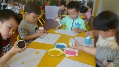 老师在给小朋友上课