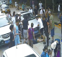 众人合力救助刘先生